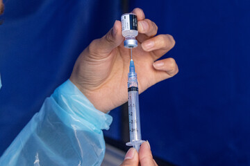 Medico prepara vacuna para combatir la Covid-19
