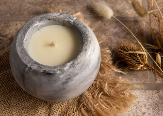 Velas de soja vertidas de hormigón con aceites esenciales. Concepto de minimalismo. Spa.
