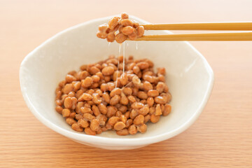 納豆を箸で持ち上げる