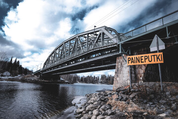 Hämeenlinna Brücke Eisenbahnbrücke Zugbrücke Stahlkonstruktion Urlaub Strand Ufer Rautatiesilta Paineputki Finnland