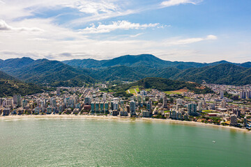 foto aérea de meia praia Itapema litoral de Santa Catarina