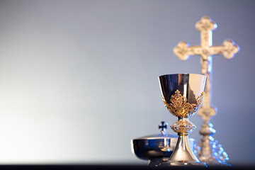 Religion theme – Easter. Catholic symbols composition. The Cross, monstrance  and golden chalice on blue background.  - obrazy, fototapety, plakaty