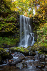 Obraz premium 秋の美深町 深緑の滝