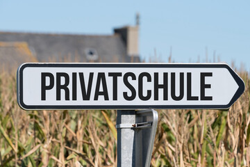 Ein Schild zeigt in Richtung einer Privatschule