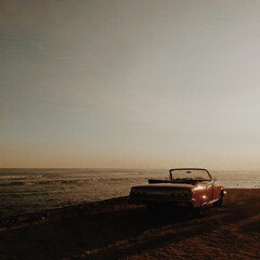 Fototapeta na wymiar Old car on the beach