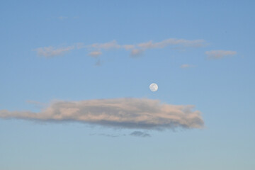 Vollmond am Tageshimmel mit Wolken