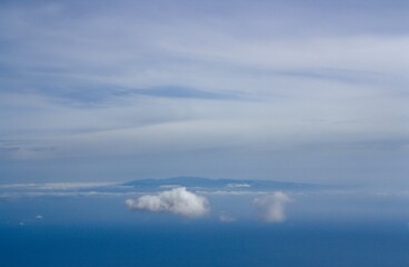 Obraz premium Isla de Gran Canaria desde el volcán Teide. Desde lo alto del volcán Teide tras subir en el teleférico es posible ver las otras islas si el tiempo acompaña.