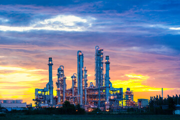 Obraz na płótnie Canvas Power plant gas or oil for industry at twilight, Power plant with sunlight