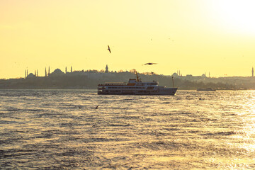 Obraz premium Ferry and Cityscape of Istanbul at sunset