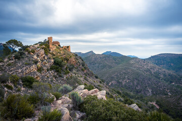 Fototapeta na wymiar Castillo de Serra, en medio de la Sierra de la Calderona, Valencia, España