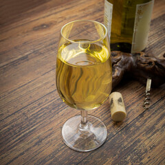 verre de vin blanc servi sur une table en bois