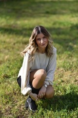 Fototapeta premium Ritratto all'aperto di una donna dai capelli biondi.