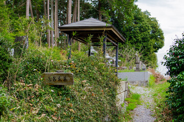 毛呂氏の墓所の入口と供養塔の屋根／長栄寺（埼玉県毛呂山町）