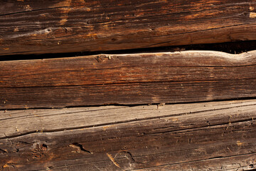 Poutre de bois résineux brun marron  au soleil, la texture est bien visible. 