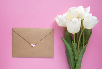 白いチューリップと封筒ピンク背景