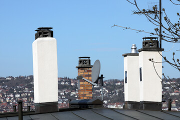 schonsteine und satellitenanlage auf einem dach in stuttgart
