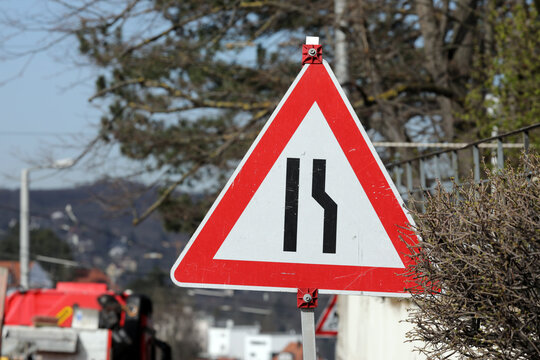 verkehrsschild verengte fahrbahn stra&szlig;e einseitig