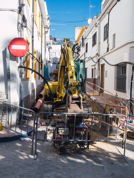 Yellow excavator fixing Postigos street