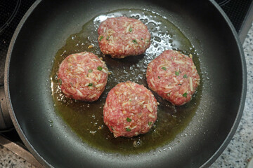 Vier Hackfleisch-Bällchen