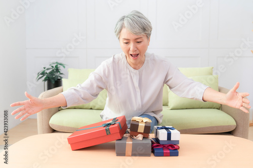 Mom who received many gifts on Mother's Day,She is very happy and moved.
