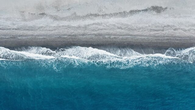 Mare con spiaggia vuota vista verticale
