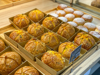 Delicious fresh-baked Korean Garlic and Cheese Bread - Yugjjog Maneulppang 