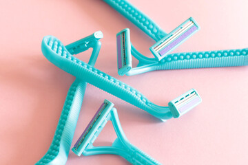 lot of women razors on pink background