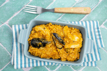plat de risotto aux fruits de mer sur une table
