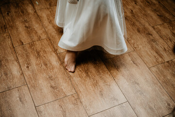Obraz na płótnie Canvas barefoot bride