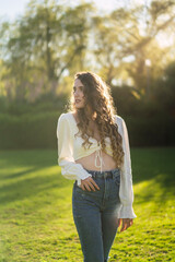 Chica joven guapa en parque disfrutando de un espacio verde en primavera