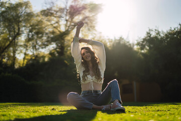 Chica joven guapa en parque disfrutando de un espacio verde en primavera
