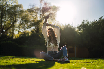 Chica joven guapa en parque disfrutando de un espacio verde en primavera