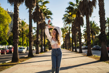 Chica joven guapa en parque disfrutando de un espacio verde en primavera