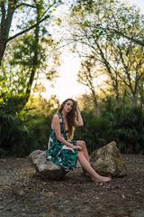 Chica guapa joven dando un paseo y tomándose fotos en un parque verde en primavera