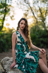 Chica guapa joven dando un paseo y tom&aacute;ndose fotos en un parque verde en primavera