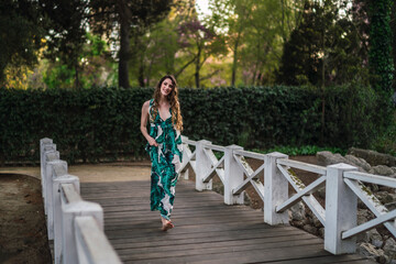 Chica joven guapa paseando por parque verde en primavera