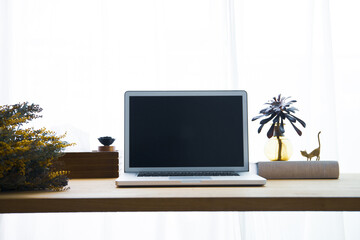 ノートパソコンとワークスペーステーブル周りのスナップ写真