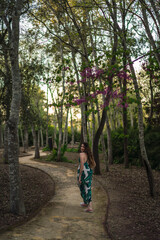 Fototapeta premium Chica joven guapa paseando por parque verde en primavera