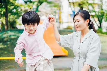 公園でお母さんと遊ぶ男の子