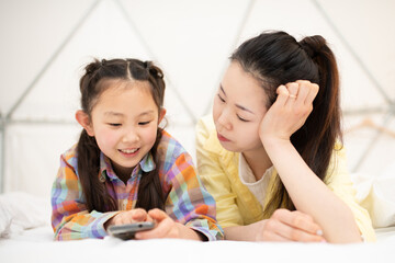 スマートフォン見る親子