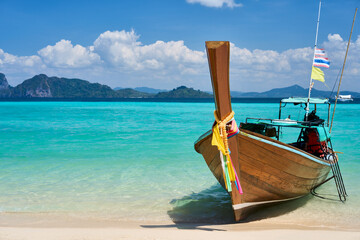 Fototapeta na wymiar Traditional thai long tail boat at tropical paradise beach
