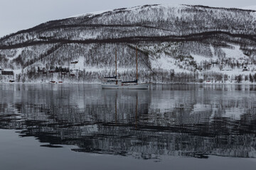 Voilier dans un fjord de Norvège