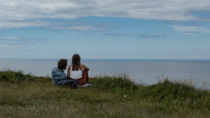 Couple observant la mer