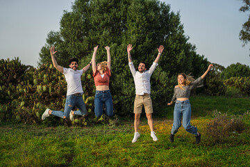 Obraz premium Grupo de amigos disfrutando de zona verde en primavera tomando selfies