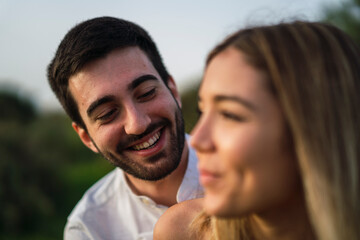 Fototapeta premium Pareja guapa disfrutando de zona verde en primavera