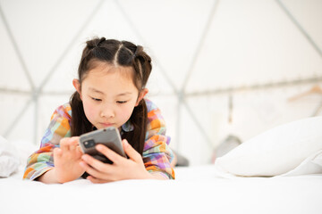 スマートフォンを操作する女の子
