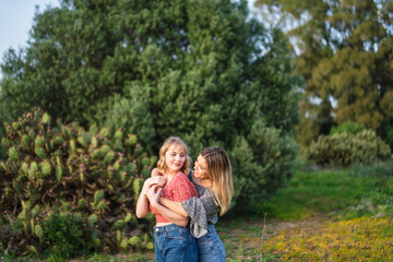Pareja de chicas disfrutando de zona verde en primavera
