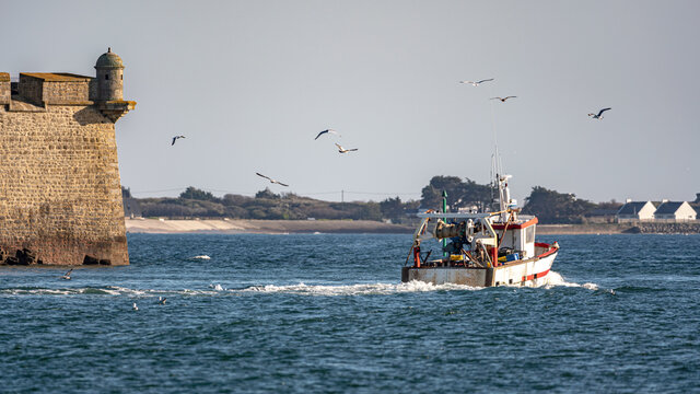 Bateau de p&ecirc;che quittant Lorient