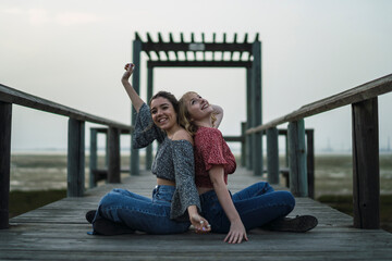 Pareja de chicas disfrutando de zona verde en primavera