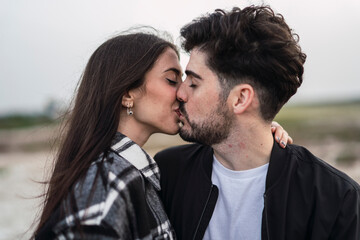 Pareja guapa joven haciendose selfies y dando besos